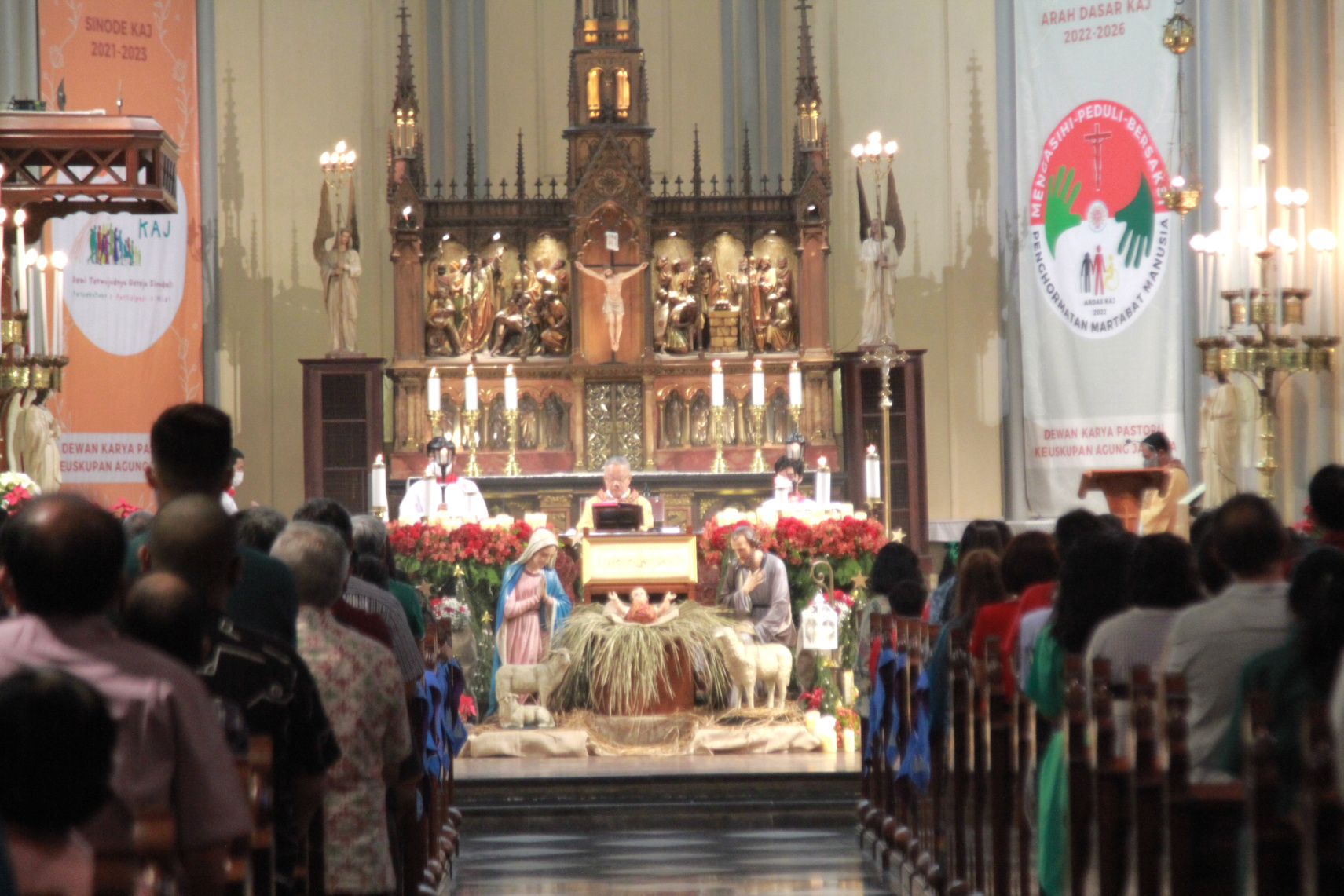 Jemaat melaksanakan Ibadah Misa Natal di Gereja Katedral (Ashar/SinPo.id)