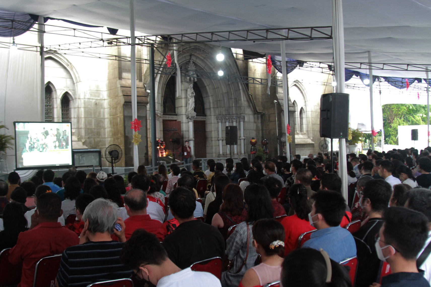 Jemaat melaksanakan Ibadah Misa Natal di Gereja Katedral (Ashar/SinPo.id)