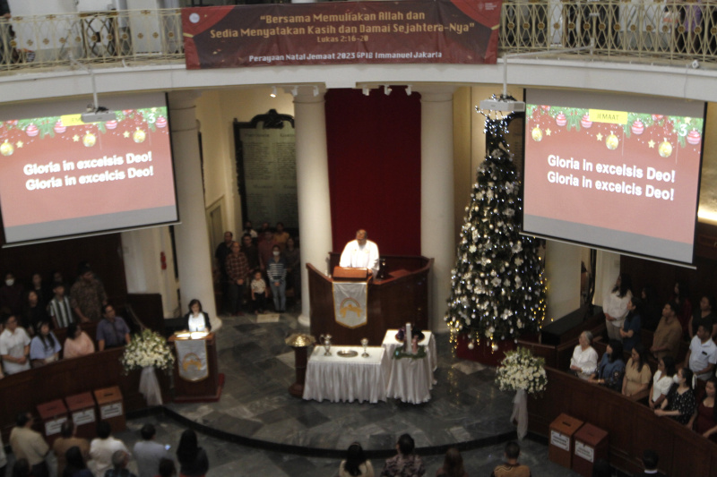 Jemaat padati ruangan GPIB Immanuel untuk melaksanakan Ibadah Misa Hari Raya Natal (Ashar/SinPo.id)