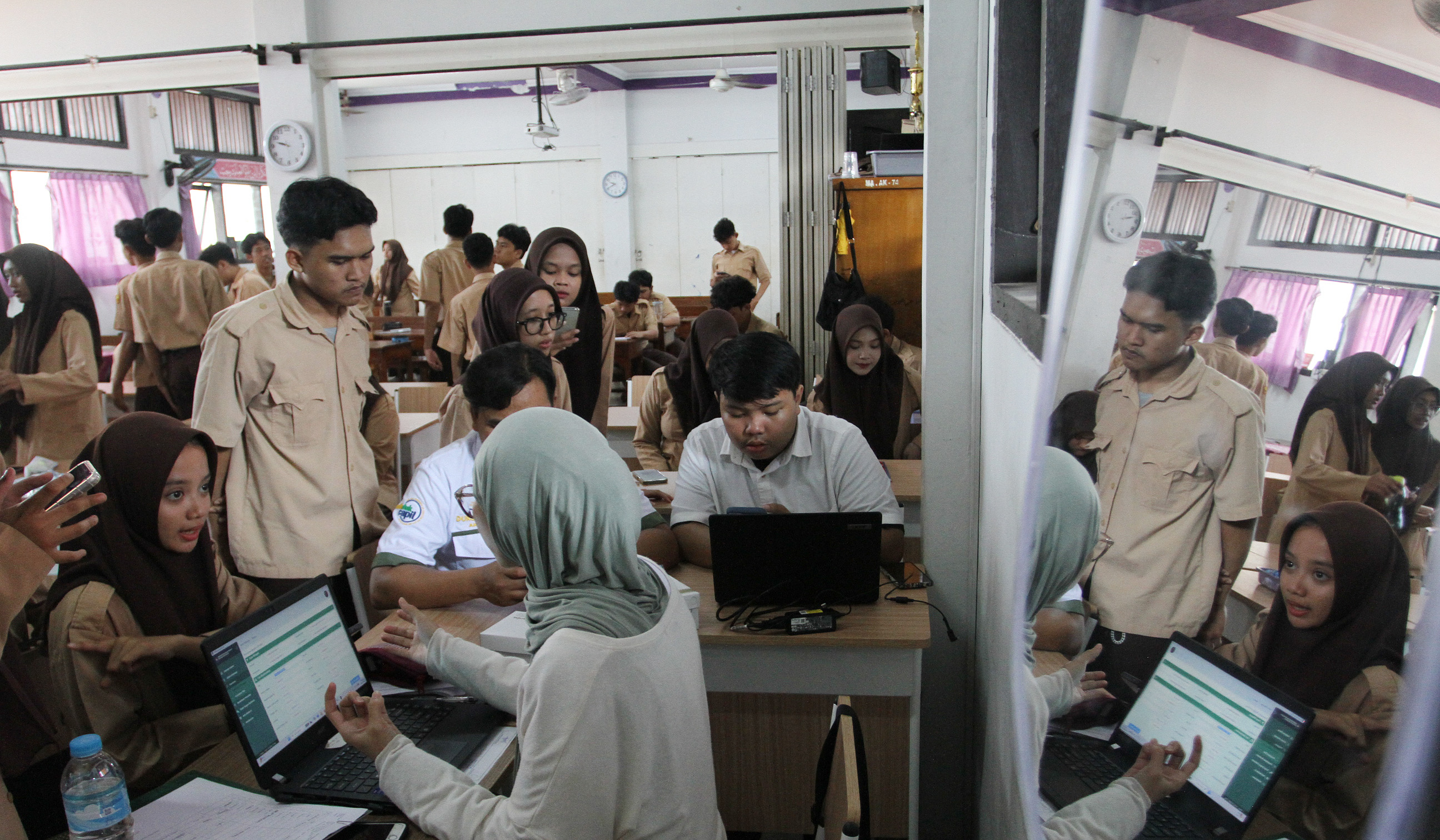 Pembuatan eKTP pelajar. (Agus Priatna/SinPo.id)