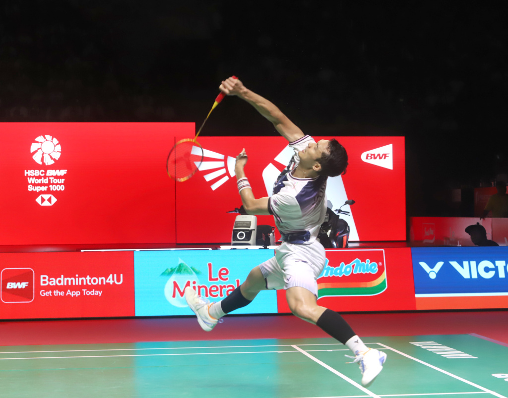 Jonathan Christie melaju ke babak final usai mengalahkan Panitchaphon Teeraratsakul di babak semifinal (Ashar/SinPo.id)