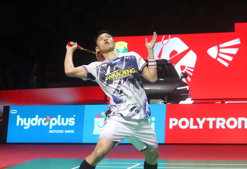 Jonathan Christie melaju ke babak final usai mengalahkan Panitchaphon Teeraratsakul di babak semifinal (Ashar/SinPo.id)