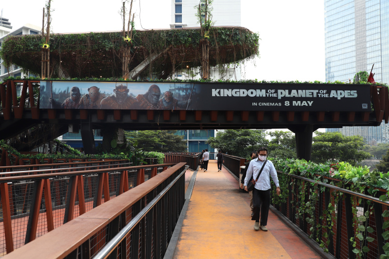 JPO Pinisi didesain menjadi hutan rimba untuk kebutuhan media Promisi film Kingdom of The Planet of The Apes (Ashar/SinPo.id)