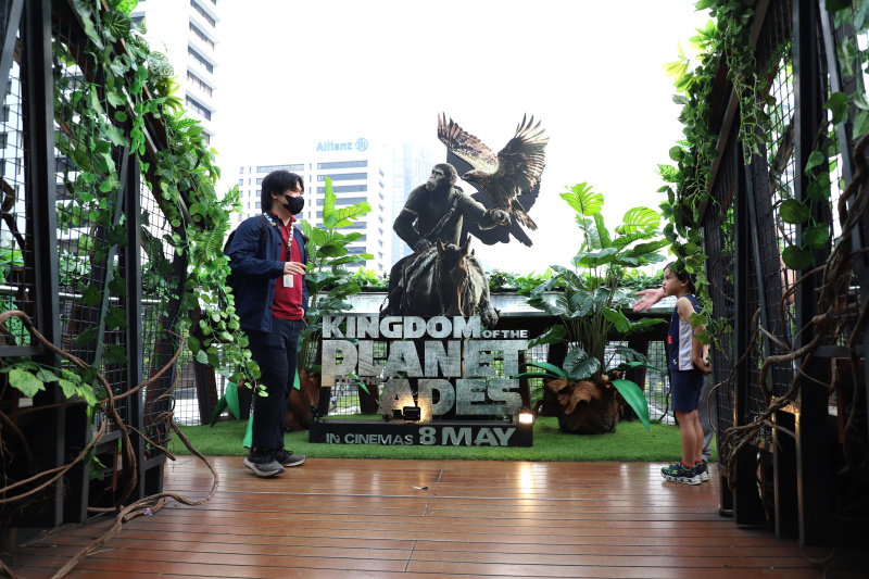 JPO Pinisi didesain menjadi hutan rimba untuk kebutuhan media Promisi film Kingdom of The Planet of The Apes (Ashar/SinPo.id)