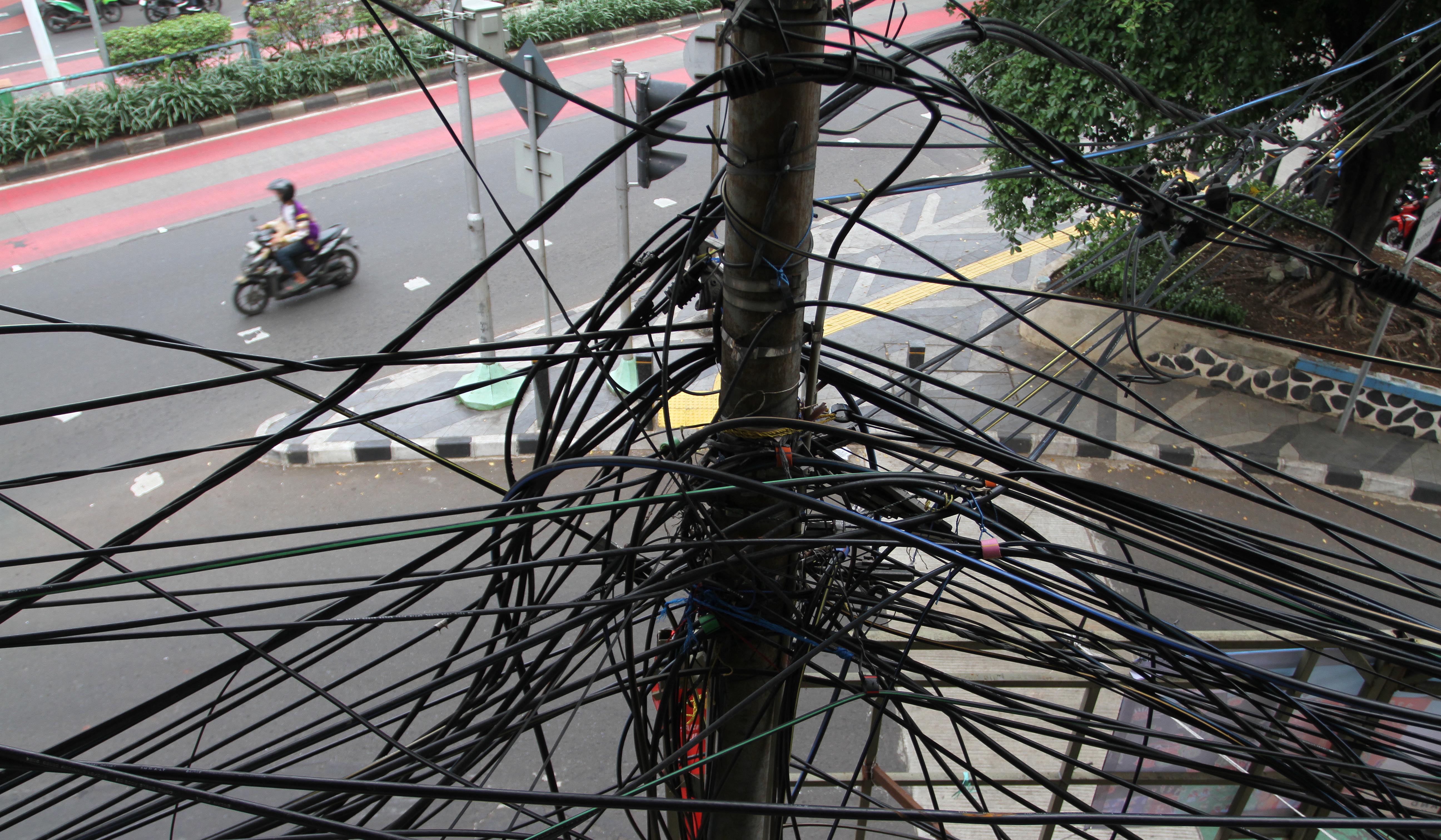 Kondisi kabel semrawut di JPO Otista, Jakarta. (Agus Priatna/SinPo.id)