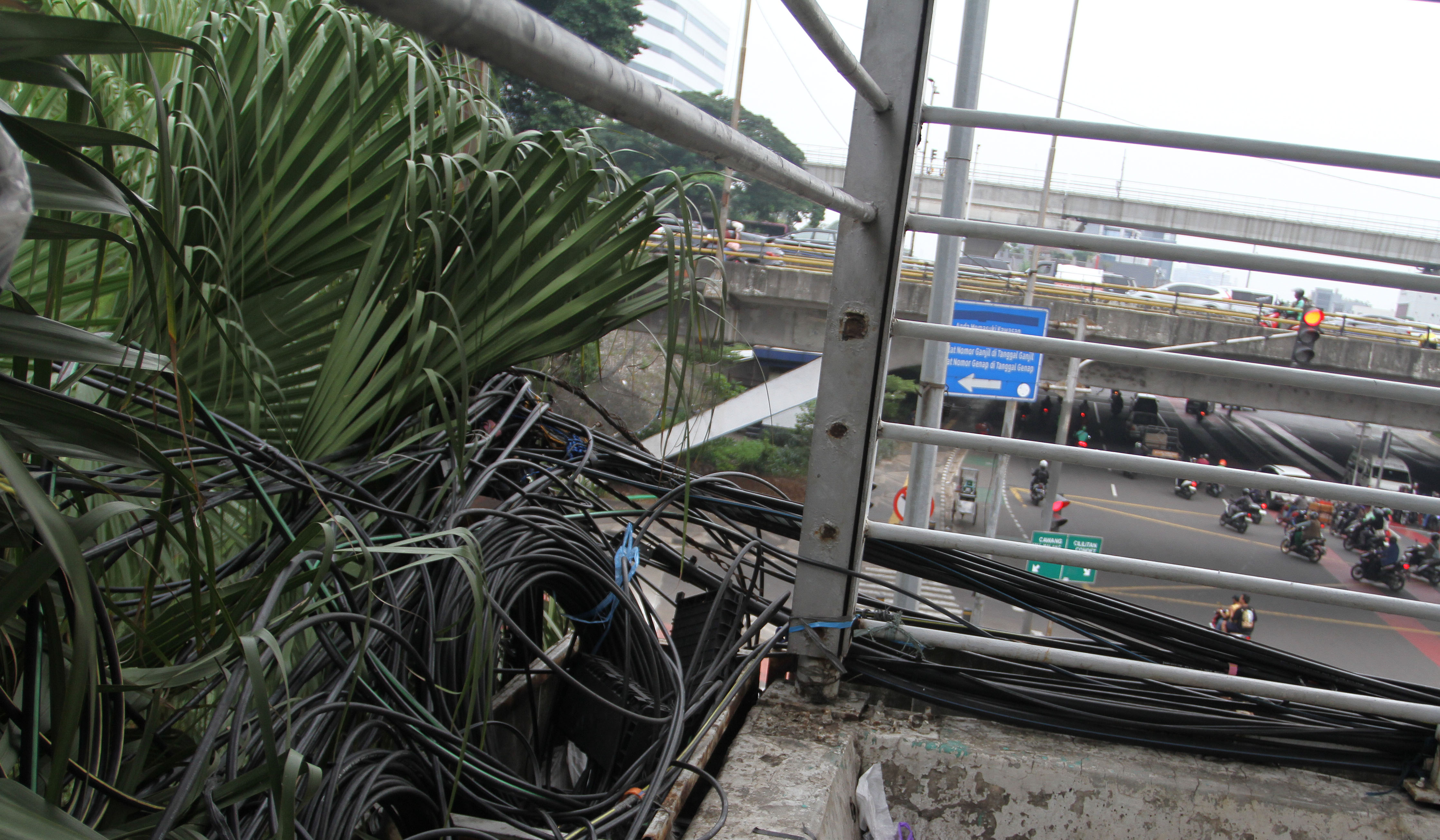 Kondisi kabel semrawut di JPO Otista, Jakarta. (Agus Priatna/SinPo.id)