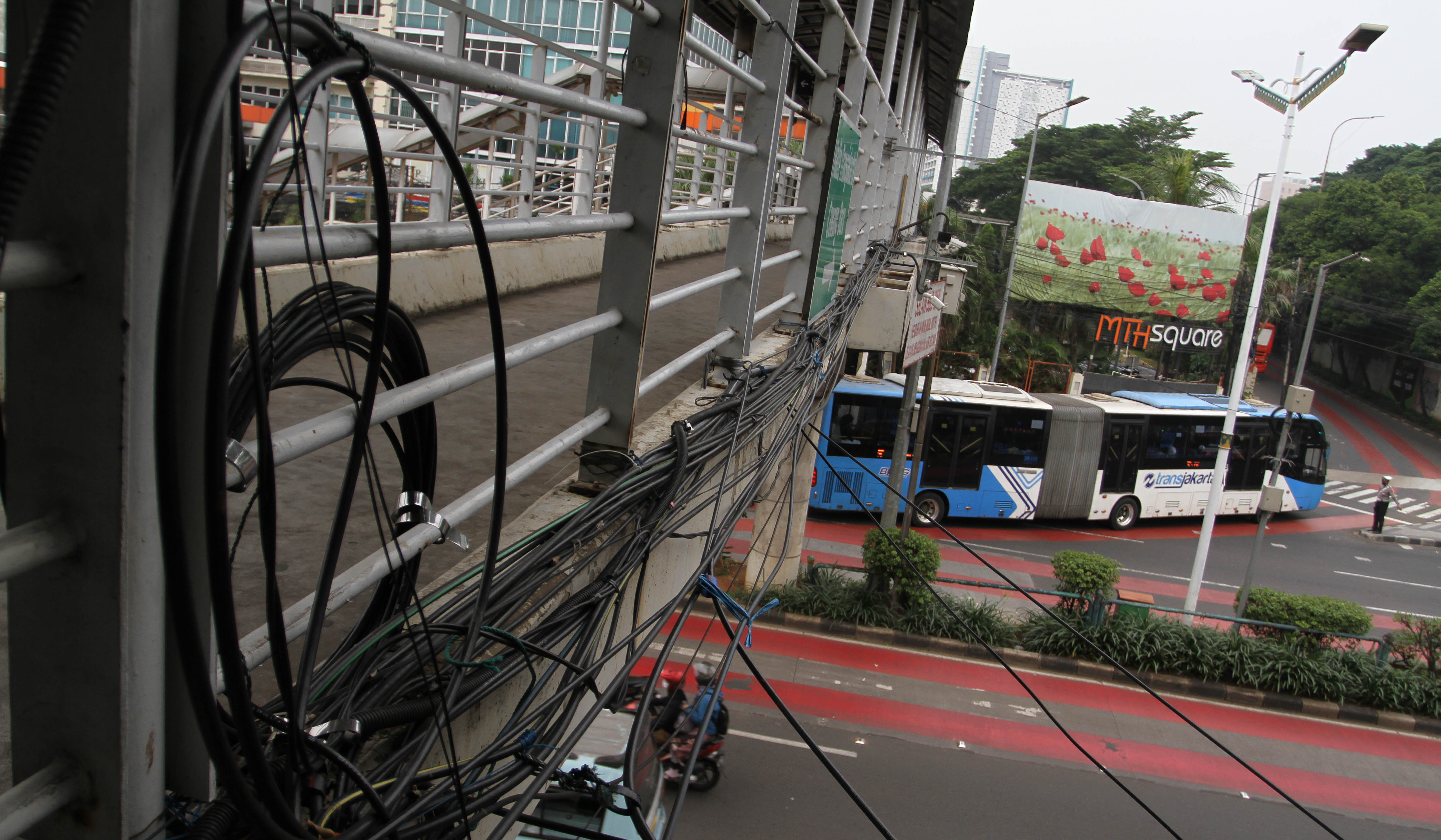 Kondisi kabel semrawut di JPO Otista, Jakarta. (Agus Priatna/SinPo.id)