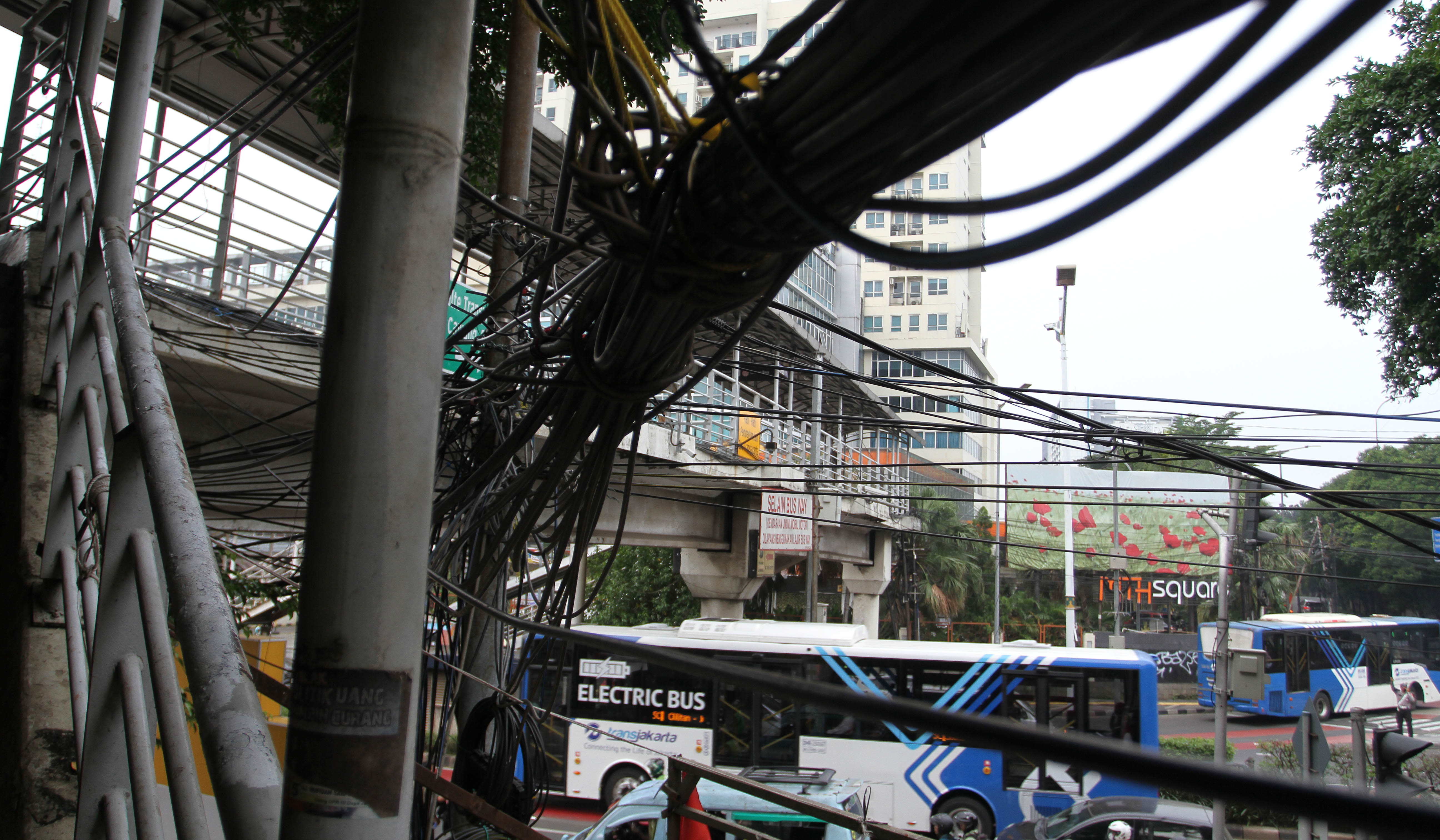 Kondisi kabel semrawut di JPO Otista, Jakarta. (Agus Priatna/SinPo.id)
