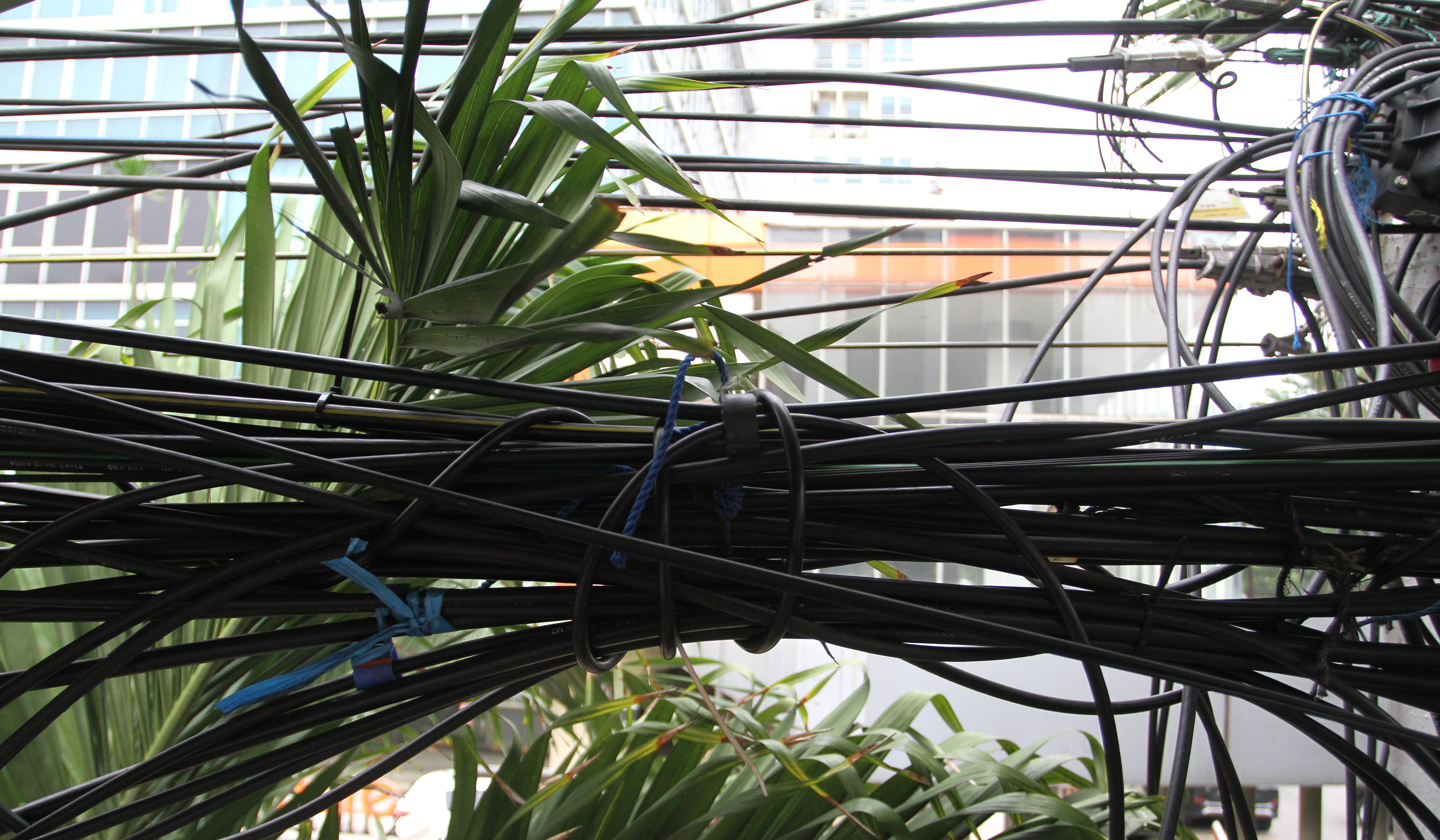 Kondisi kabel semrawut di JPO Otista, Jakarta. (Agus Priatna/SinPo.id)
