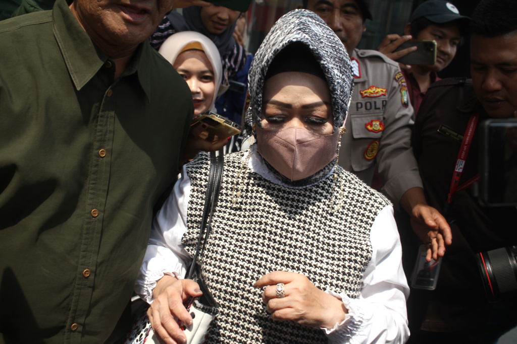 Kadinkes Lampung Reihana setelah menjalani pemeriksaan terkait LHKPN di KPK (Ashar/SinPo.id)