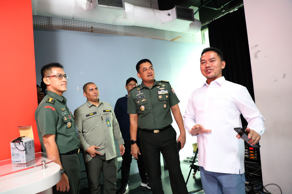 Kadispenad Kolonel Inf Donny Pramono melakukan kunjungan pertama di kantor Redaksi Sinpo TV (Ashar/SinPo.id)