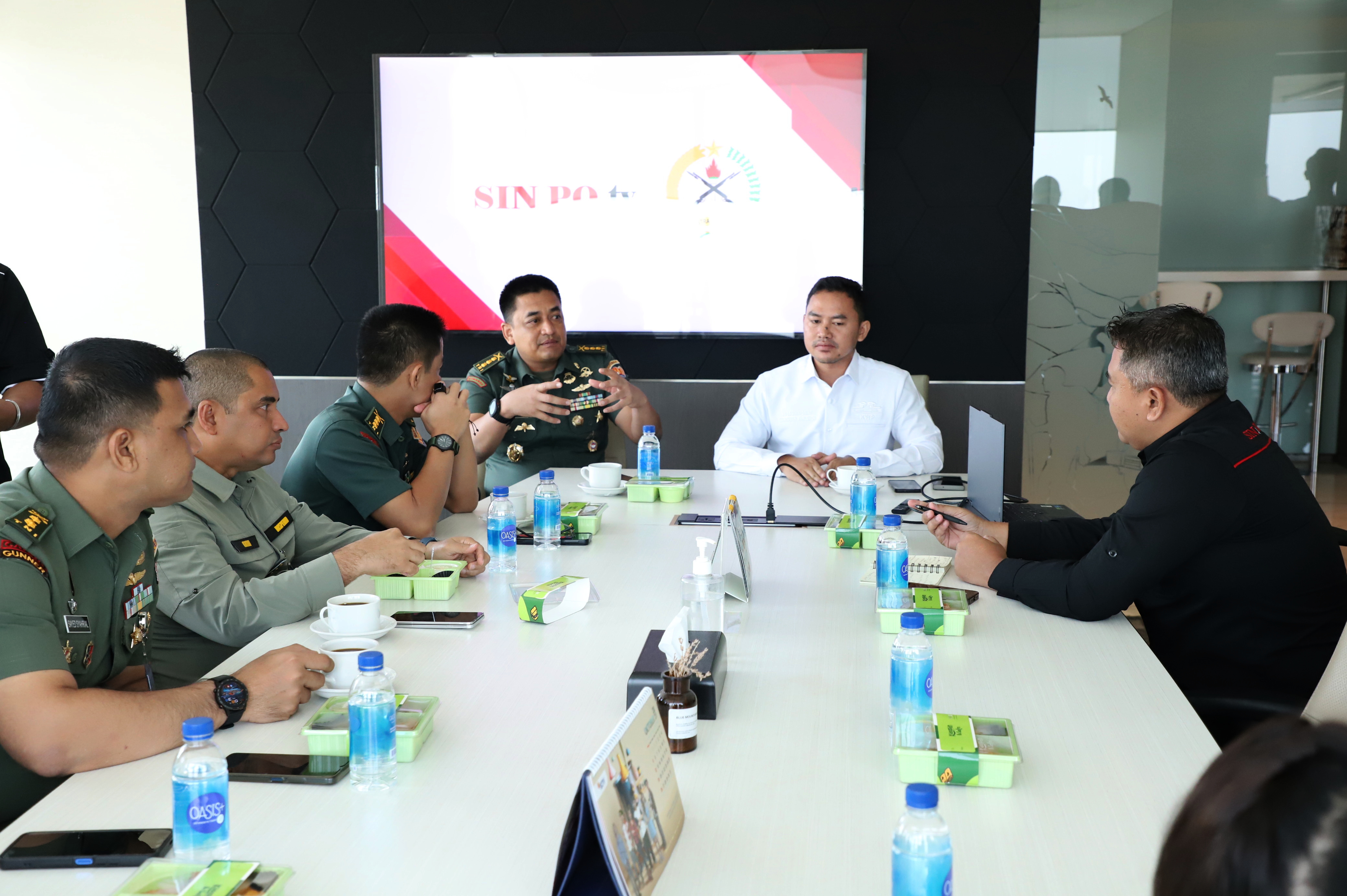 Kadispenad Kolonel Inf Donny Pramono melakukan kunjungan pertama di kantor Redaksi Sinpo TV (Ashar/SinPo.id)