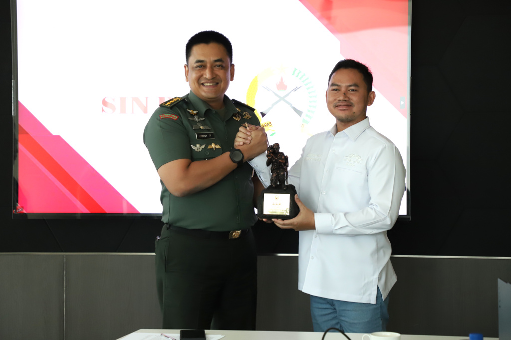 Kadispenad Kolonel Inf Donny Pramono melakukan kunjungan pertama di kantor Redaksi Sinpo TV (Ashar/SinPo.id)