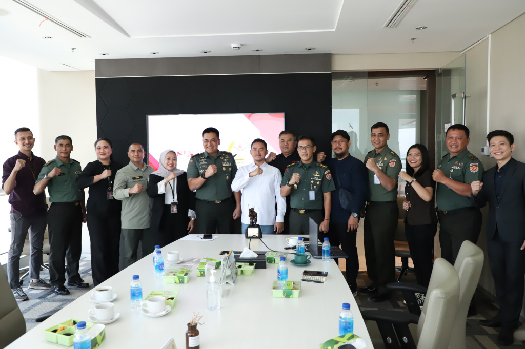 Kadispenad Kolonel Inf Donny Pramono melakukan kunjungan pertama di kantor Redaksi Sinpo TV (Ashar/SinPo.id)