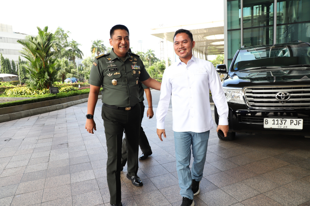 Kadispenad Kolonel Inf Donny Pramono melakukan kunjungan pertama di kantor Redaksi Sinpo TV (Ashar/SinPo.id)