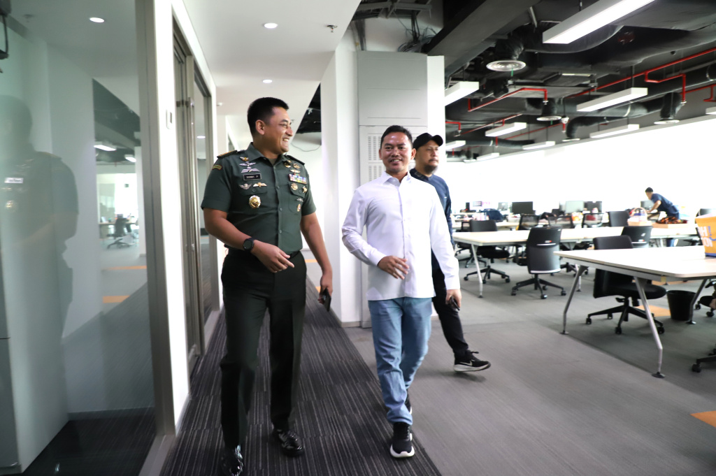 Kadispenad Kolonel Inf Donny Pramono melakukan kunjungan pertama di kantor Redaksi Sinpo TV (Ashar/SinPo.id)