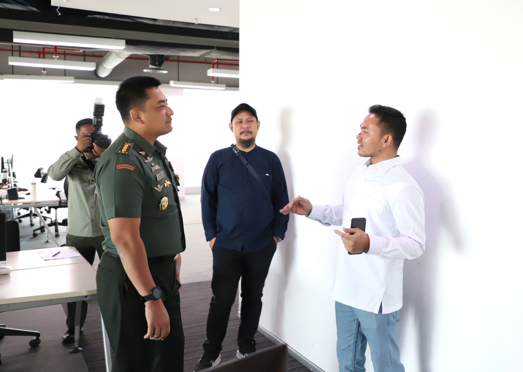 Kadispenad Kolonel Inf Donny Pramono melakukan kunjungan pertama di kantor Redaksi Sinpo TV (Ashar/SinPo.id)