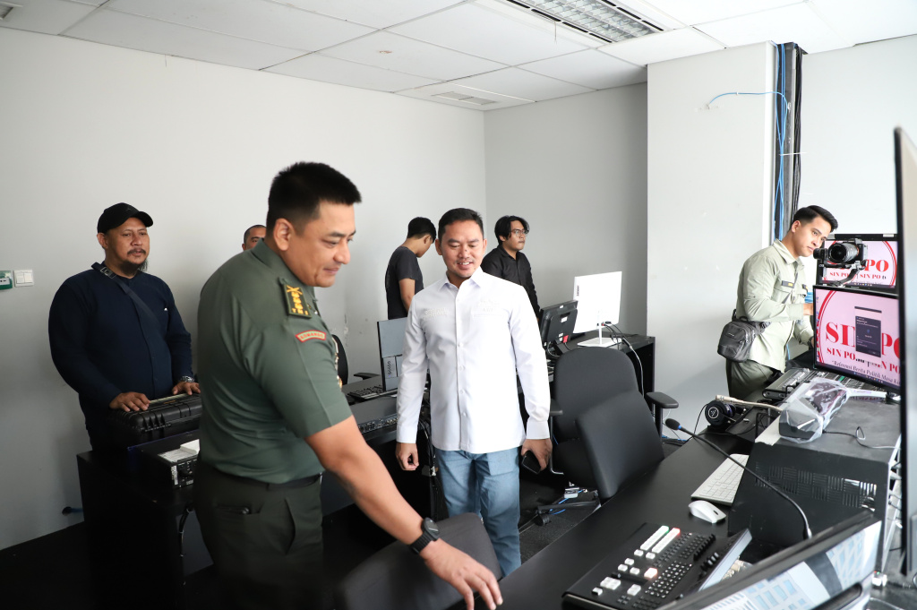 Kadispenad Kolonel Inf Donny Pramono melakukan kunjungan pertama di kantor Redaksi Sinpo TV (Ashar/SinPo.id)