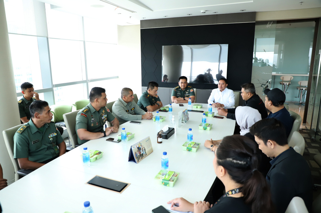 Kadispenad Kolonel Inf Donny Pramono melakukan kunjungan pertama di kantor Redaksi Sinpo TV (Ashar/SinPo.id)