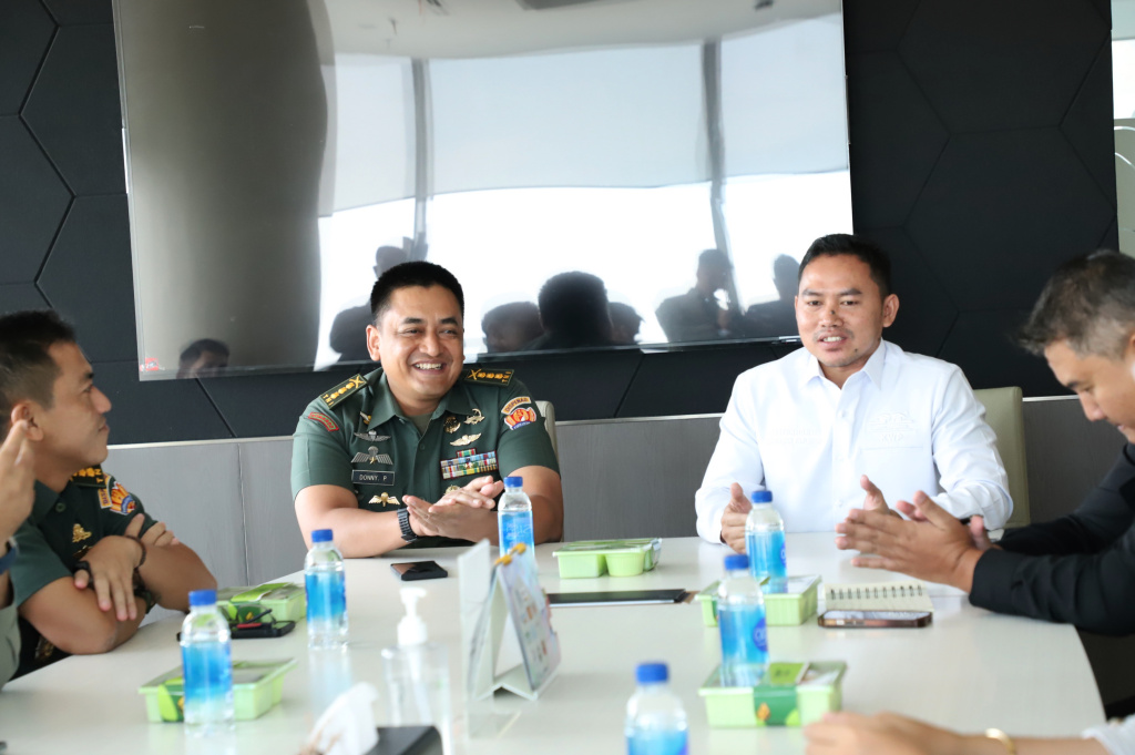 Kadispenad Kolonel Inf Donny Pramono melakukan kunjungan pertama di kantor Redaksi Sinpo TV (Ashar/SinPo.id)