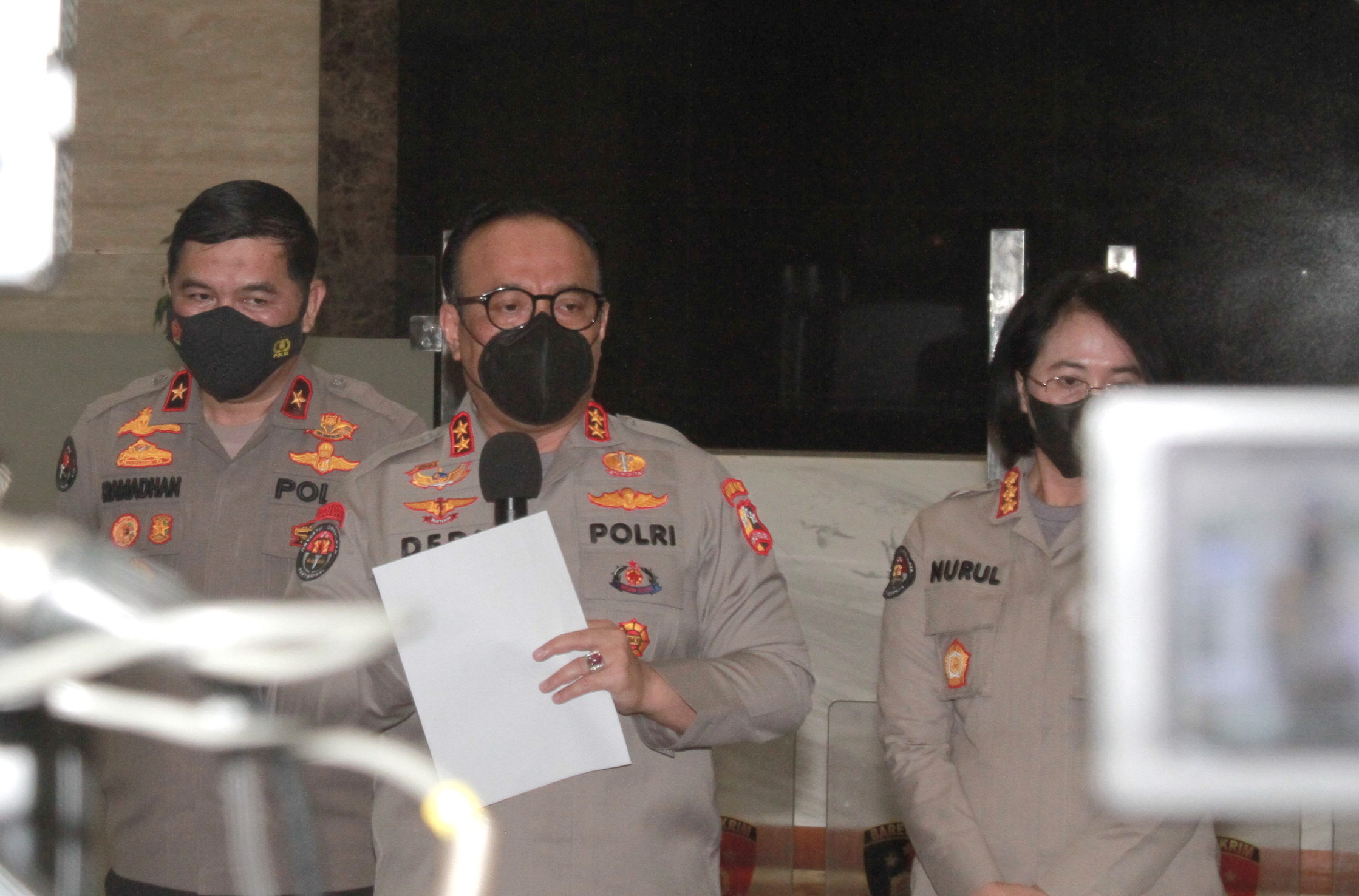 Kadiv Humas Mabes Polri Irjen Dedi Prasetyo saat memberikan keterangan pers terkait pemeriksaan Putri Chandrawathi (Ashar/SinPo.id)