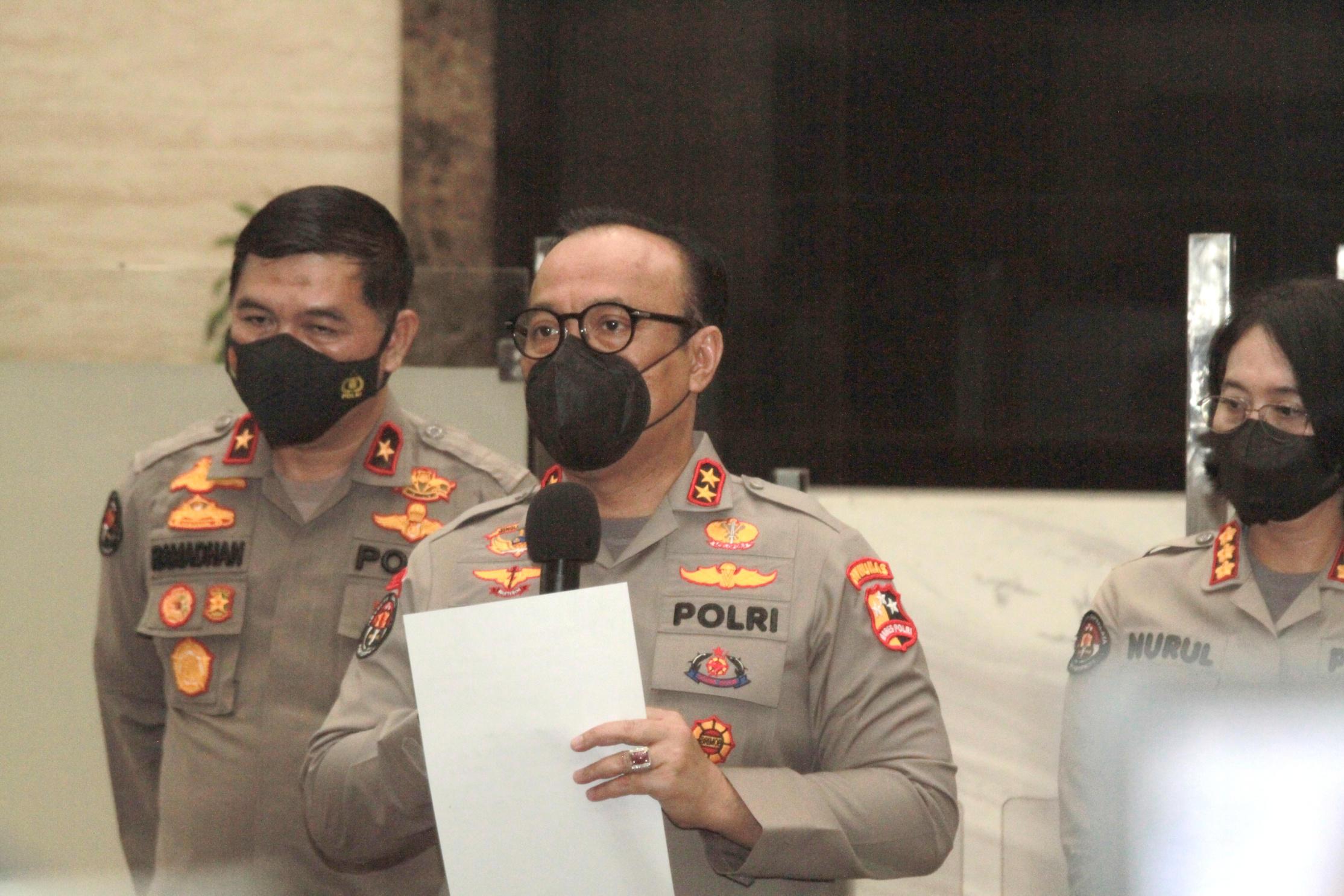 Kadiv Humas Mabes Polri Irjen Dedi Prasetyo saat memberikan keterangan pers terkait pemeriksaan Putri Chandrawathi (Ashar/SinPo.id)