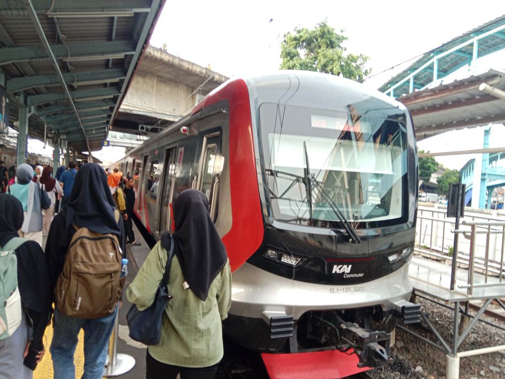 KAI Commuter Line telah mencatat 74 laporan kasus pelecehan seksual yang terjadi di area stasiun dan KRL sejak tahun 2025 hingga kuartal pertama 2026 (Ashar/SinPo.id)