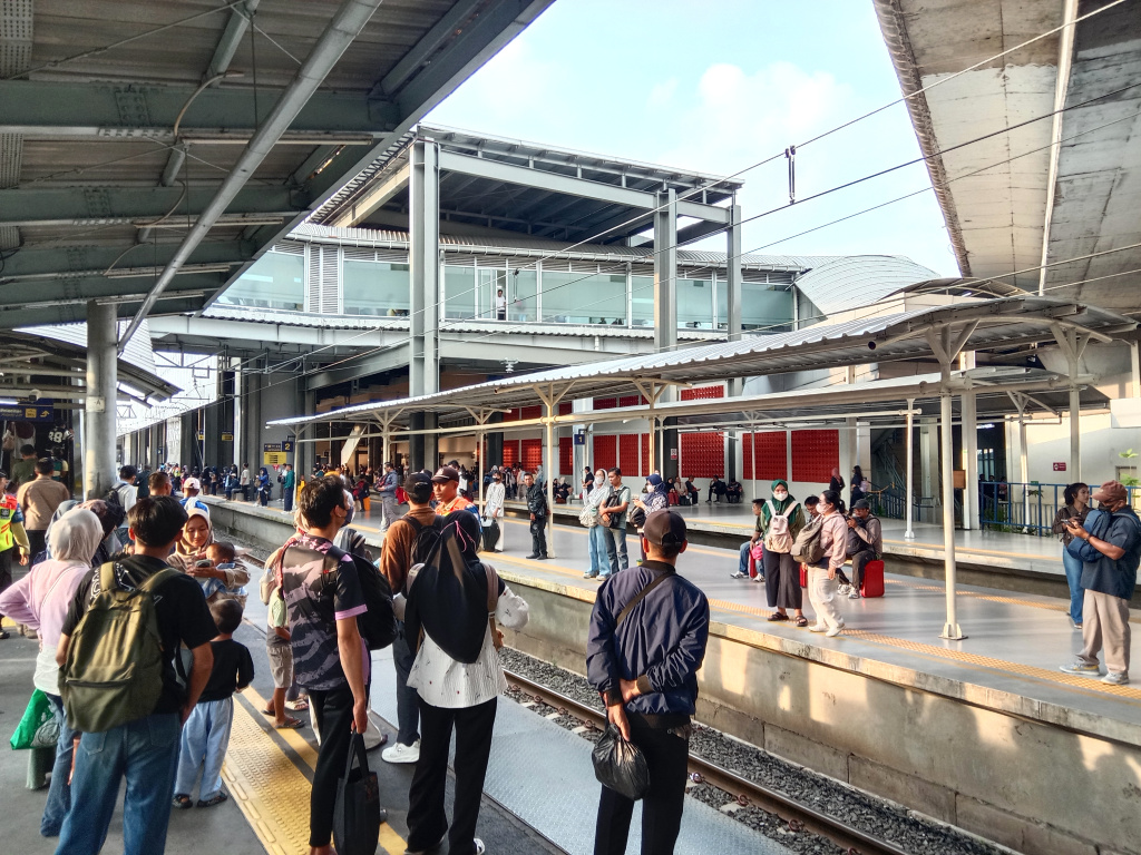 KAI Commuter Line telah mencatat 74 laporan kasus pelecehan seksual yang terjadi di area stasiun dan KRL sejak tahun 2025 hingga kuartal pertama 2026 (Ashar/SinPo.id)