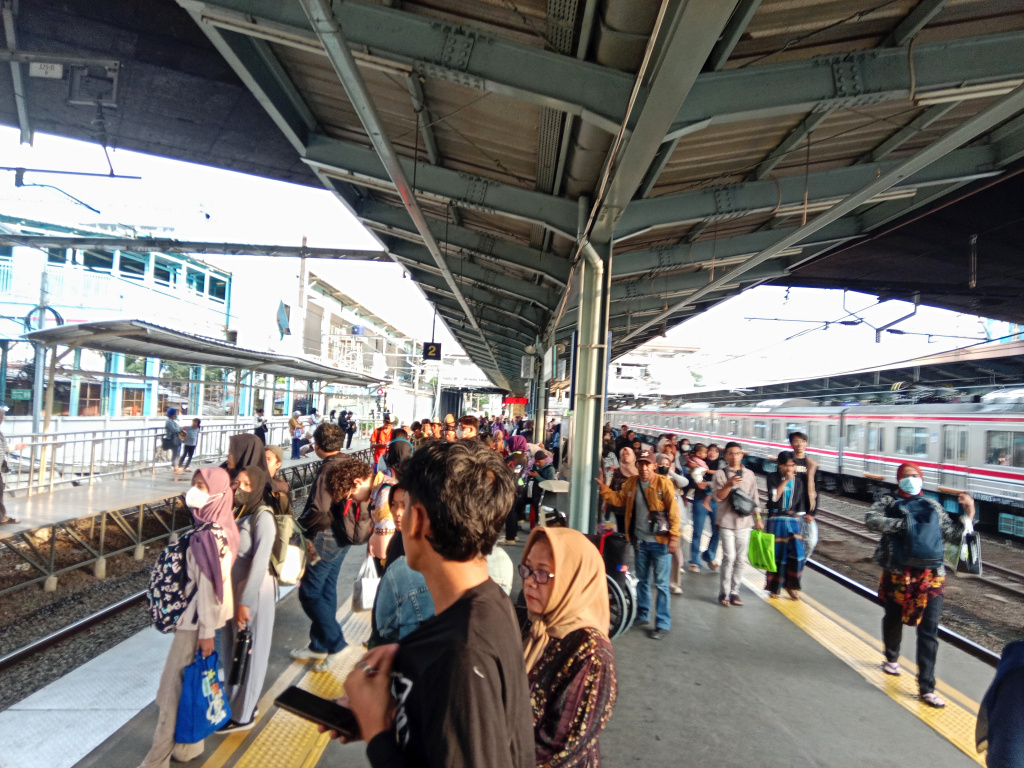 KAI Commuter Line telah mencatat 74 laporan kasus pelecehan seksual yang terjadi di area stasiun dan KRL sejak tahun 2025 hingga kuartal pertama 2026 (Ashar/SinPo.id)