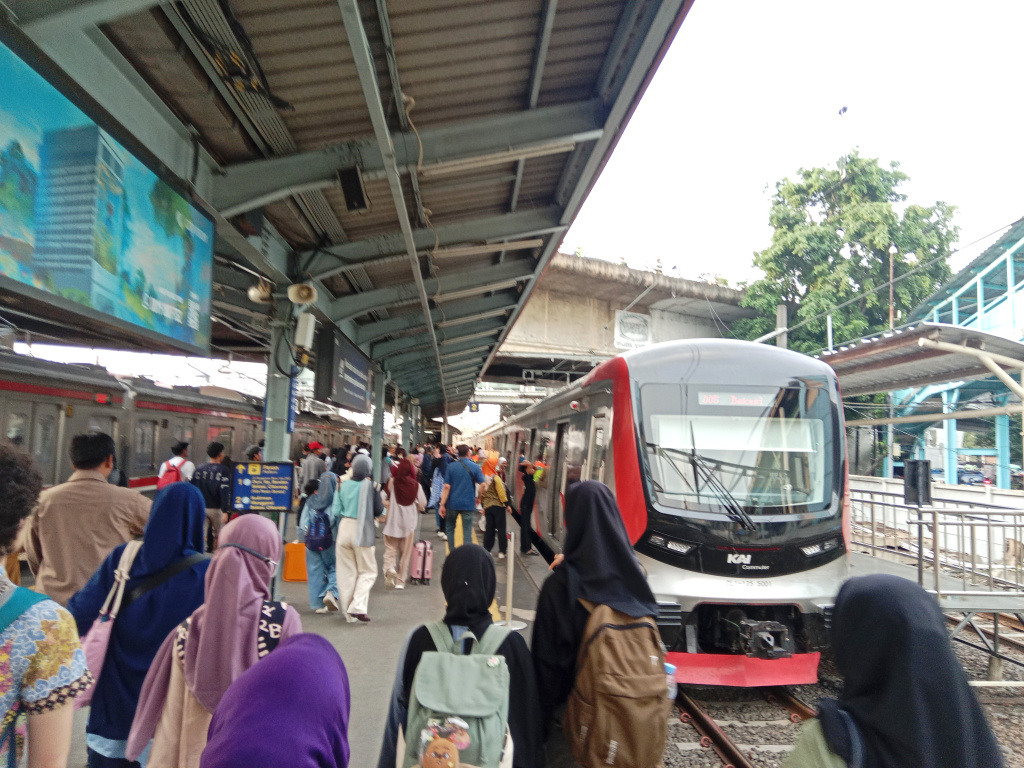 KAI Commuter Line telah mencatat 74 laporan kasus pelecehan seksual yang terjadi di area stasiun dan KRL sejak tahun 2025 hingga kuartal pertama 2026 (Ashar/SinPo.id)