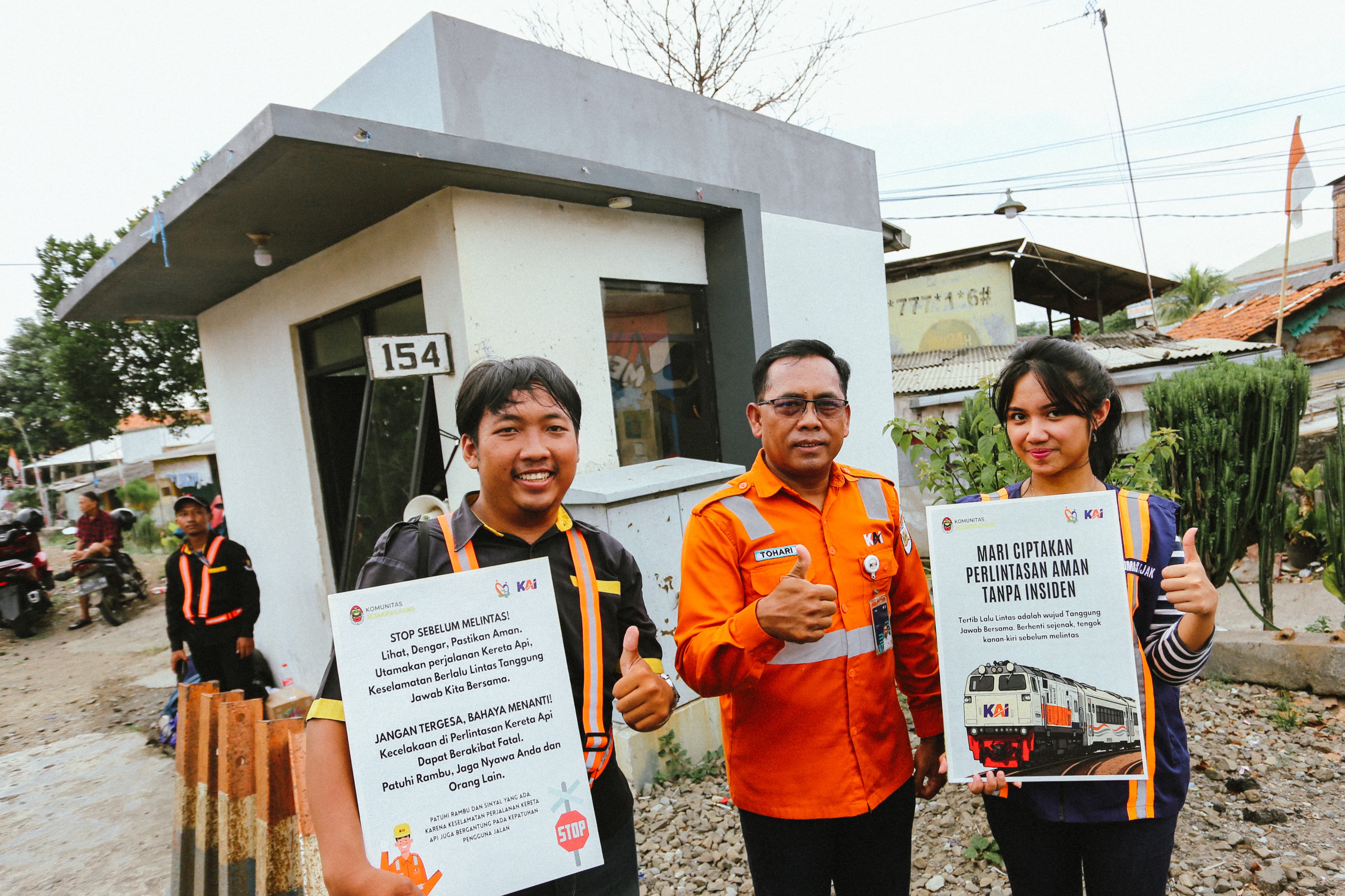 KAI Daop 1 ajak Masyarakat disiplin sosialisasi keselamatan di perlintasan sebidang kereta JPL 154 Kerawang (Ashar/SinPo.id)