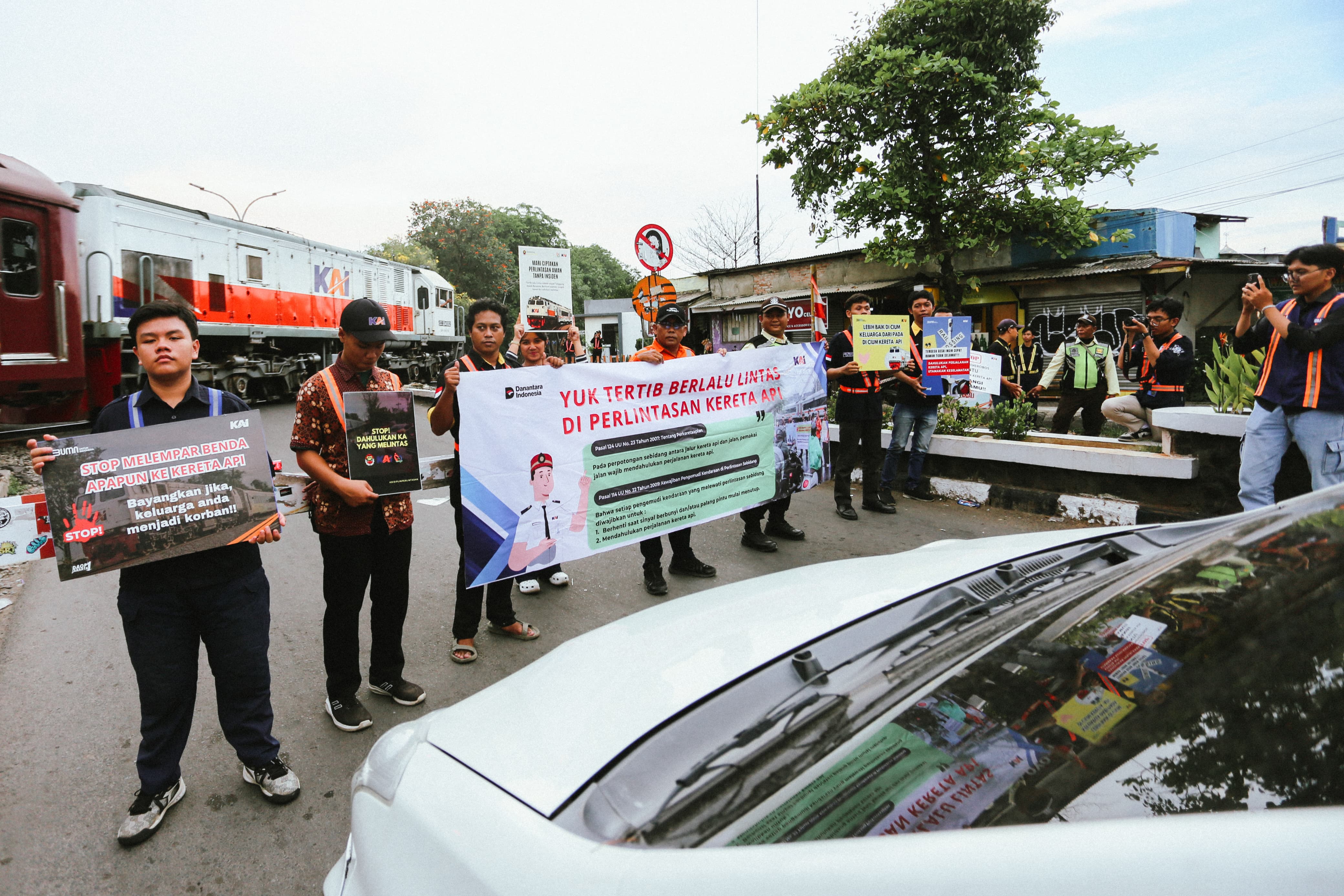 KAI Daop 1 ajak Masyarakat disiplin sosialisasi keselamatan di perlintasan sebidang kereta JPL 154 Kerawang (Ashar/SinPo.id)
