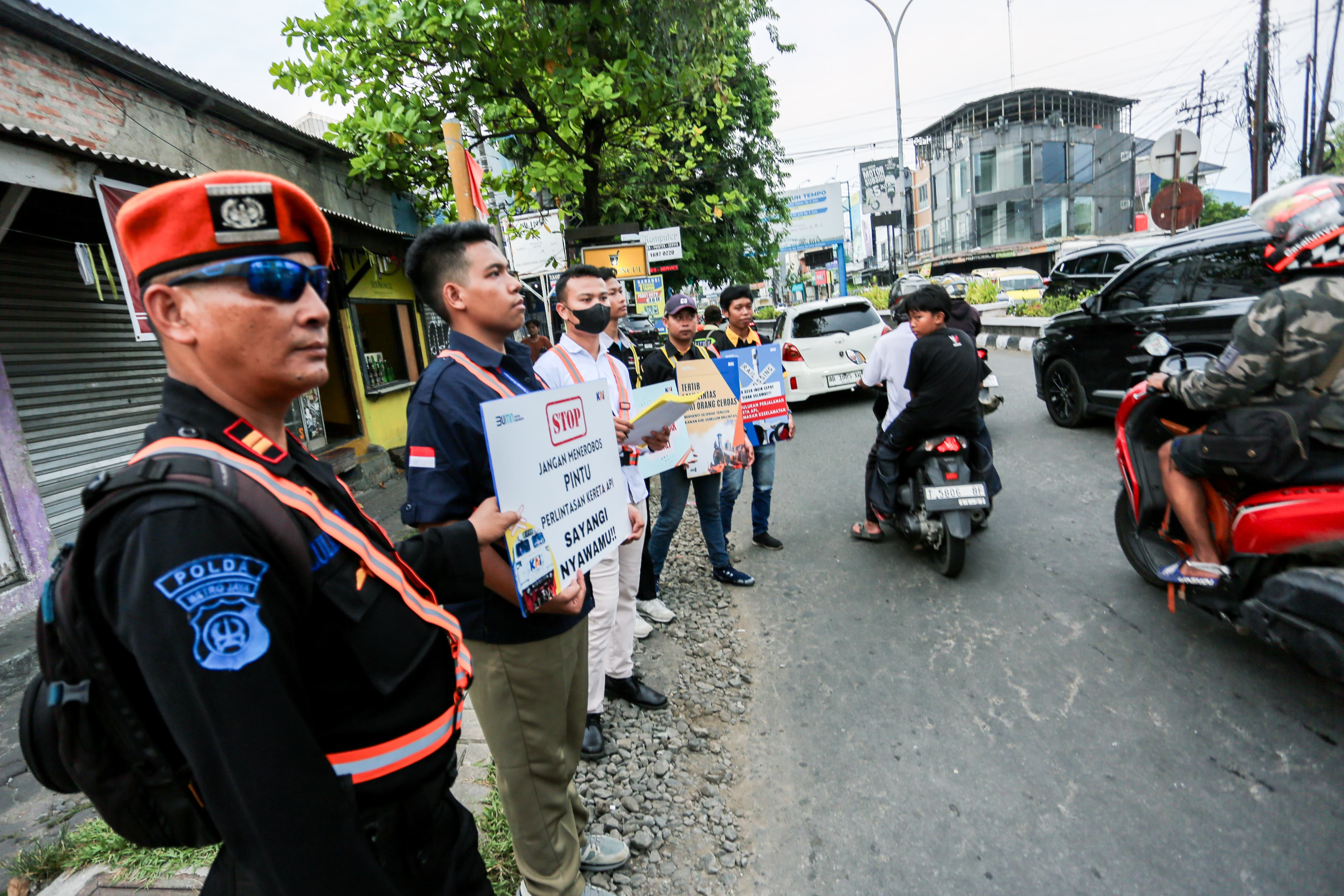 KAI Daop 1 ajak Masyarakat disiplin sosialisasi keselamatan di perlintasan sebidang kereta JPL 154 Kerawang (Ashar/SinPo.id)