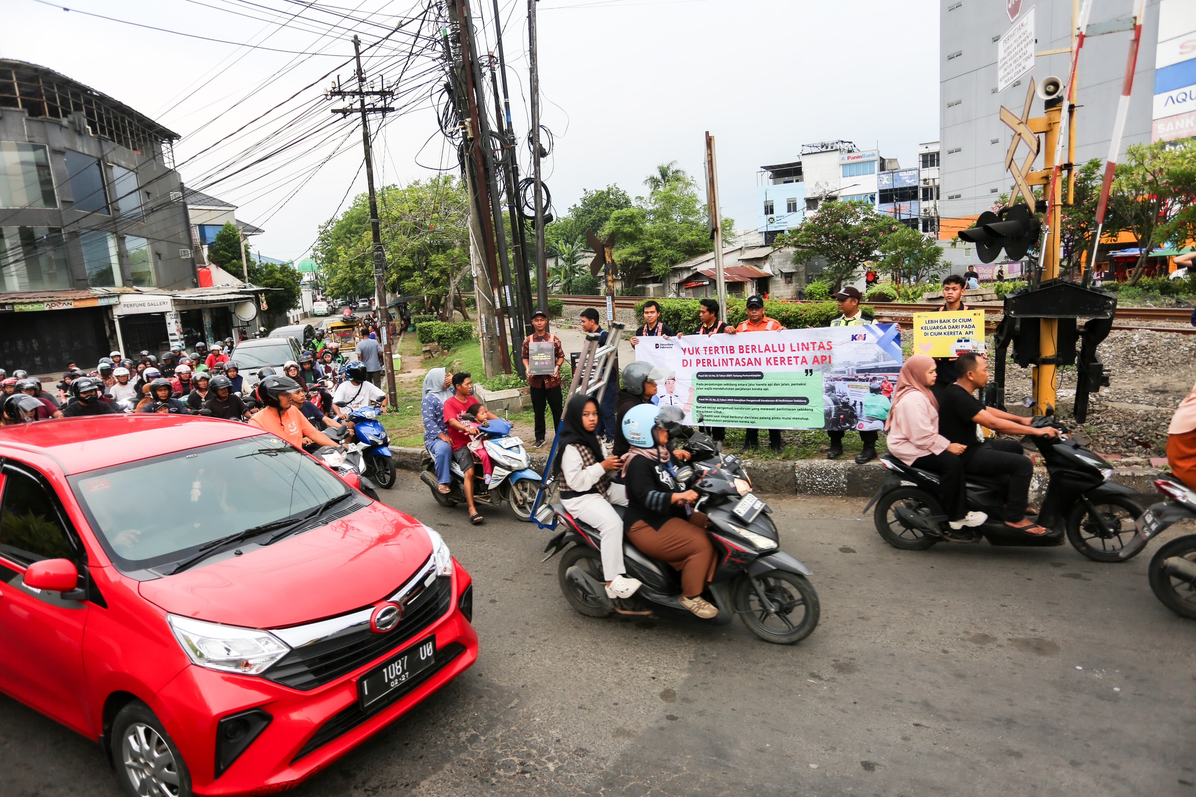 KAI Daop 1 ajak Masyarakat disiplin sosialisasi keselamatan di perlintasan sebidang kereta JPL 154 Kerawang (Ashar/SinPo.id)