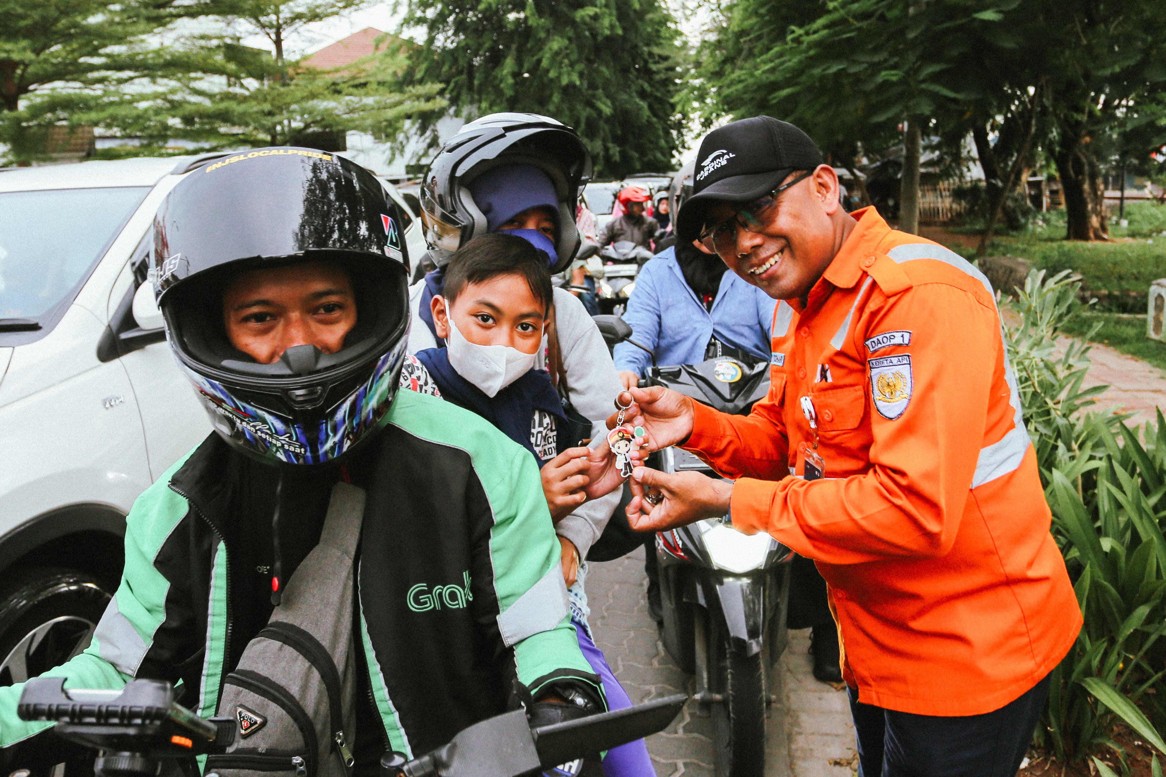 KAI Daop 1 ajak Masyarakat disiplin sosialisasi keselamatan di perlintasan sebidang kereta JPL 154 Kerawang (Ashar/SinPo.id)