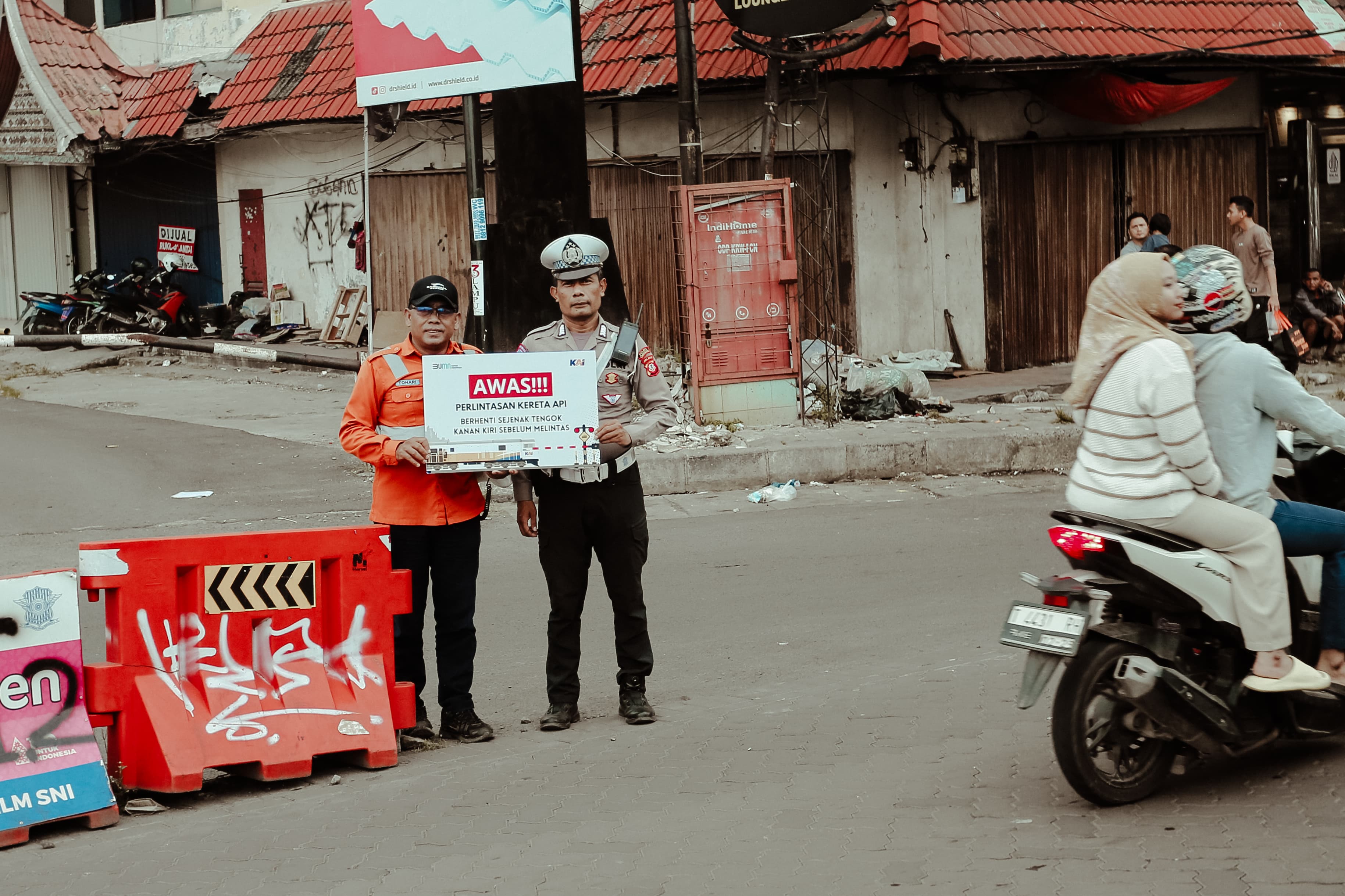 KAI Daop 1 ajak Masyarakat disiplin sosialisasi keselamatan di perlintasan sebidang kereta JPL 154 Kerawang (Ashar/SinPo.id)