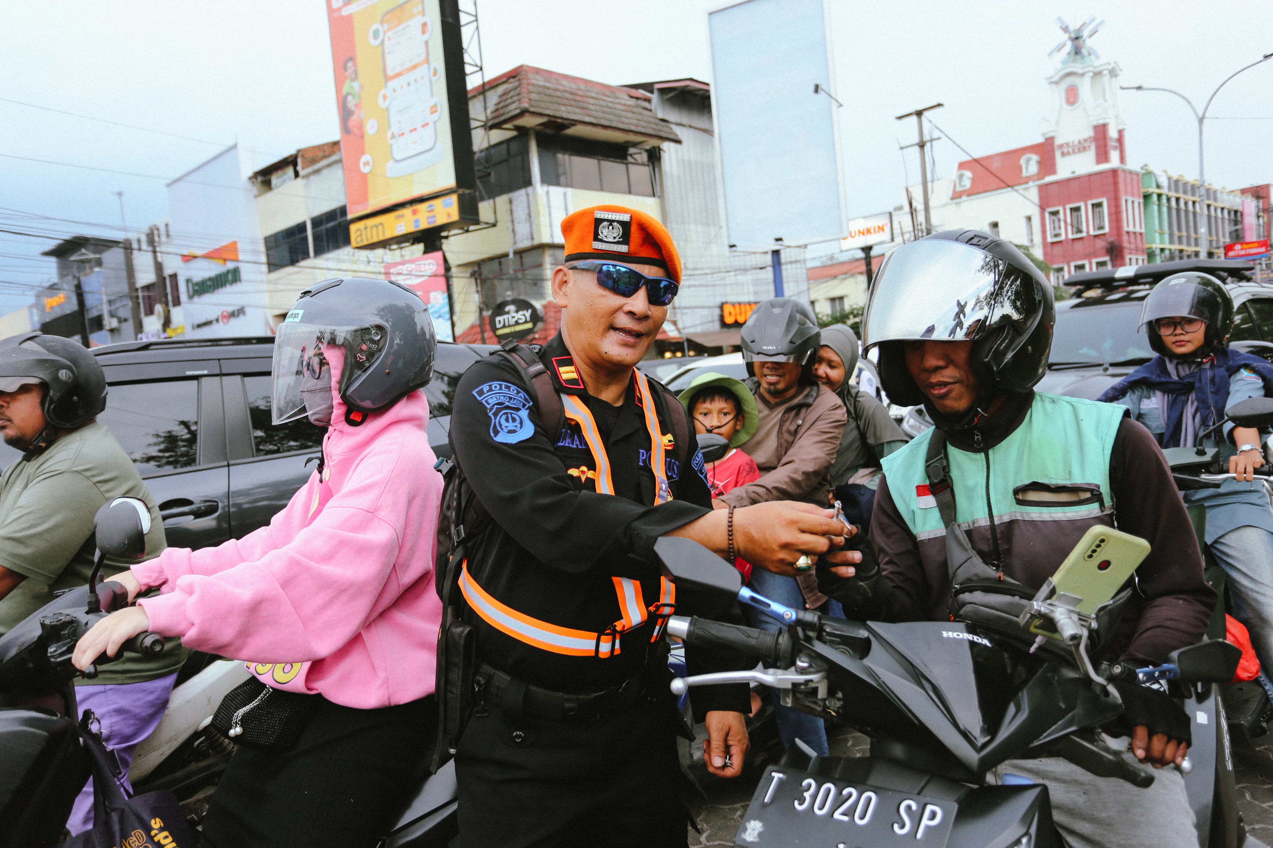 KAI Daop 1 ajak Masyarakat disiplin sosialisasi keselamatan di perlintasan sebidang kereta JPL 154 Kerawang (Ashar/SinPo.id)