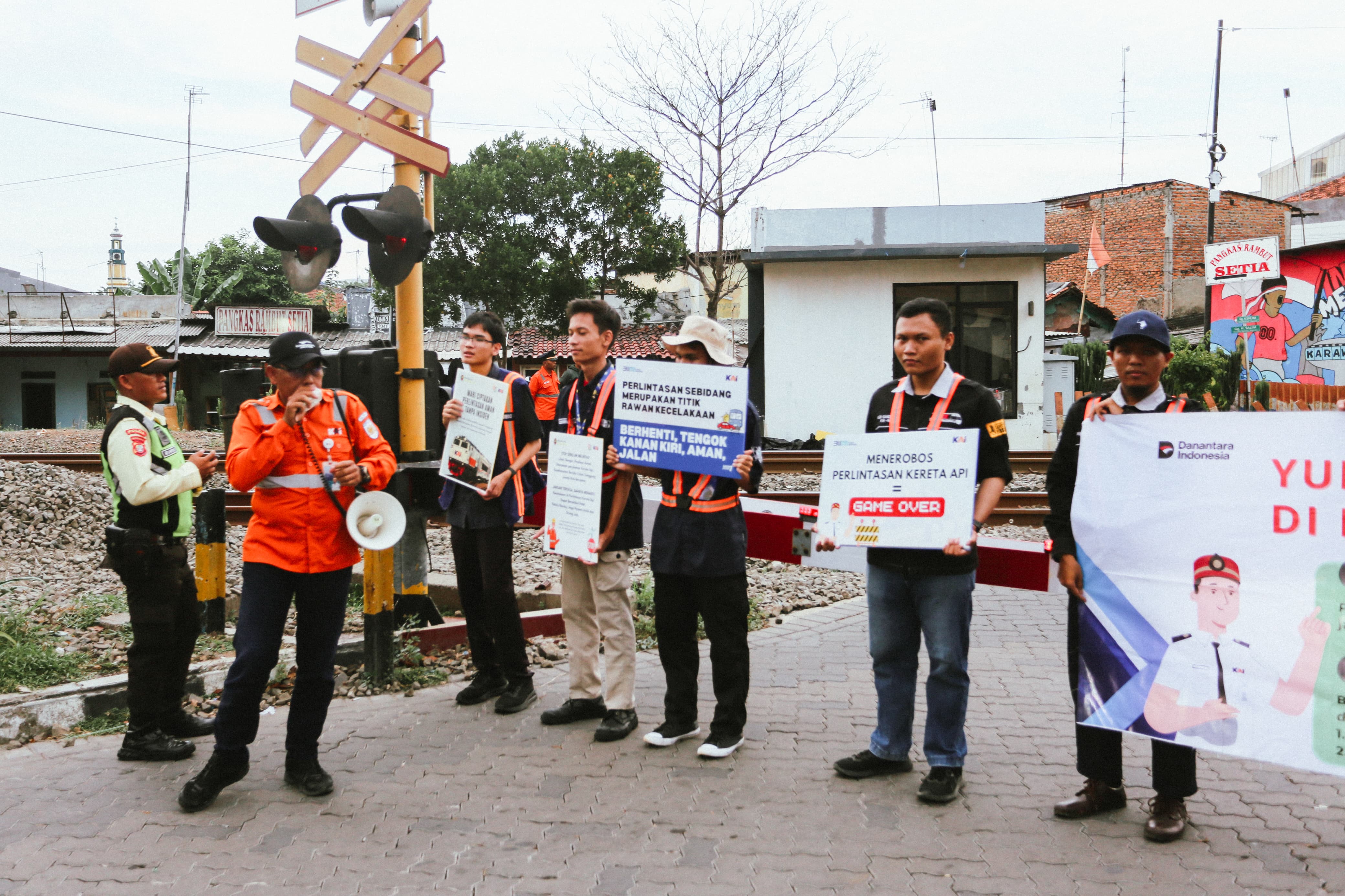 KAI Daop 1 ajak Masyarakat disiplin sosialisasi keselamatan di perlintasan sebidang kereta JPL 154 Kerawang (Ashar/SinPo.id)