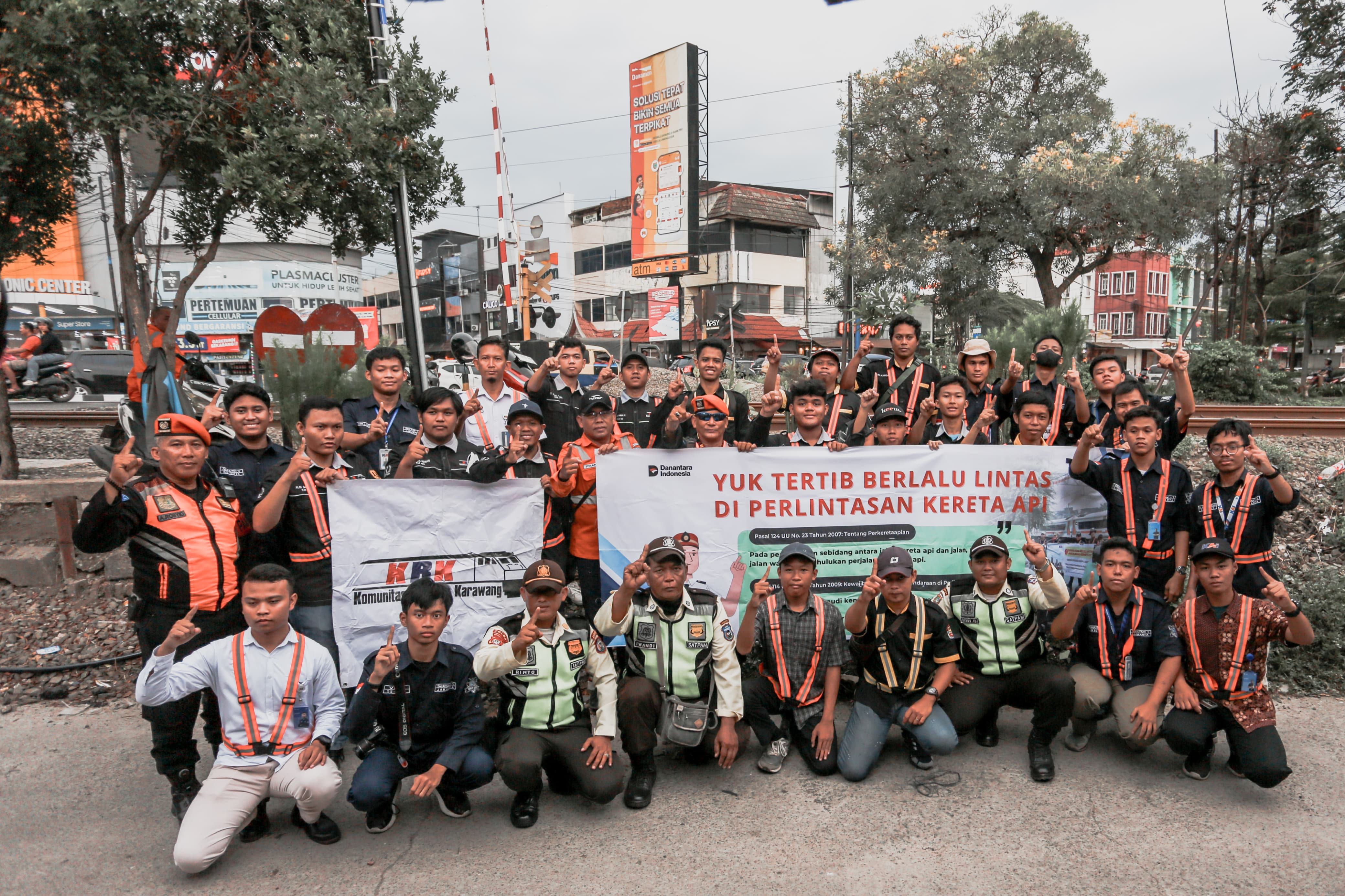 KAI Daop 1 ajak Masyarakat disiplin sosialisasi keselamatan di perlintasan sebidang kereta JPL 154 Kerawang (Ashar/SinPo.id)