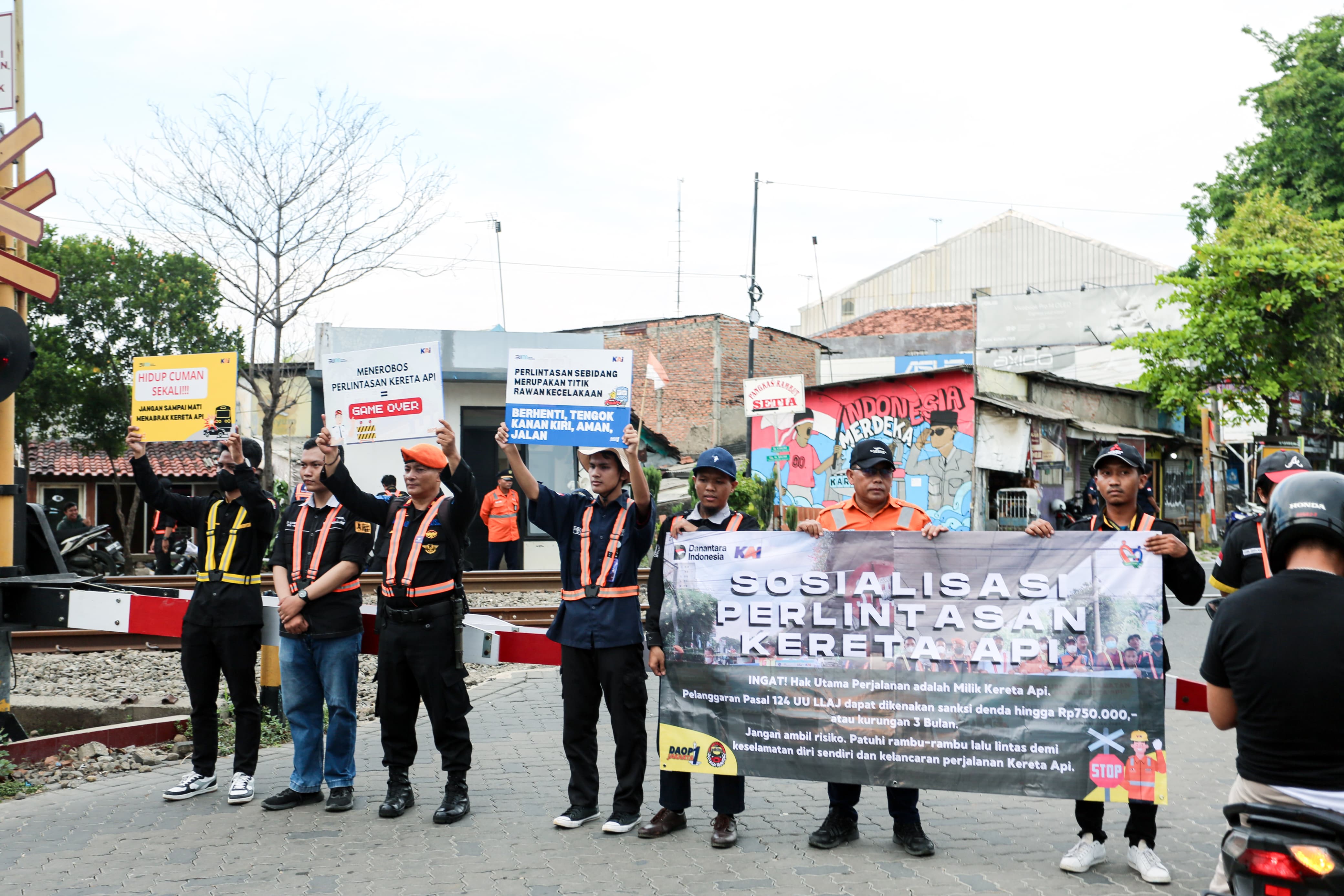 KAI Daop 1 ajak Masyarakat disiplin sosialisasi keselamatan di perlintasan sebidang kereta JPL 154 Kerawang (Ashar/SinPo.id)