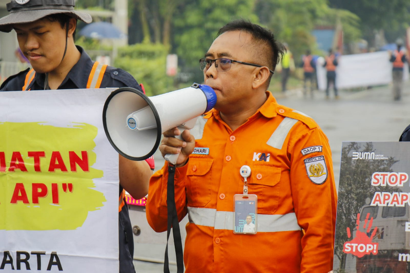 PT KAI Daop 1 menggelar kampanye sosialisasi keselamatan di perlintasan sebidang area stasiun pasar senen (Ashar/SinPo.id)