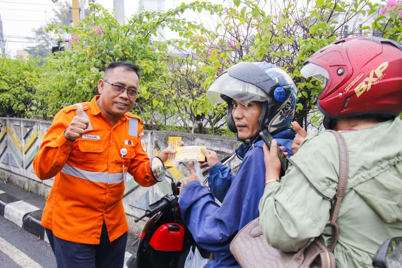 PT KAI Daop 1 menggelar kampanye sosialisasi keselamatan di perlintasan sebidang area stasiun pasar senen (Ashar/SinPo.id)