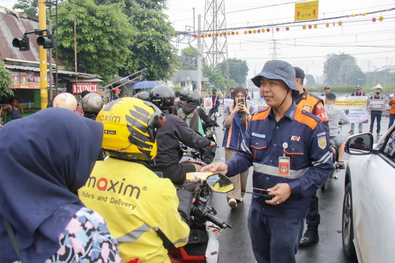 PT KAI Daop 1 menggelar kampanye sosialisasi keselamatan di perlintasan sebidang area stasiun pasar senen (Ashar/SinPo.id)