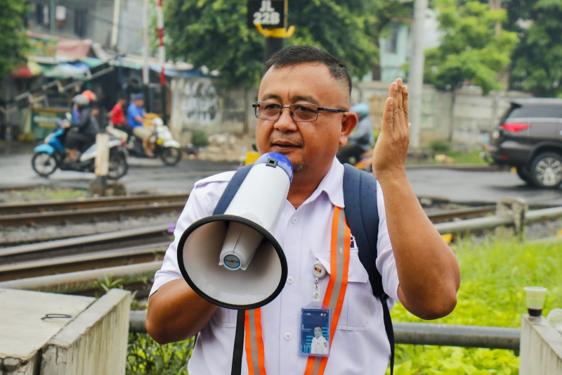 PT KAI Daop 1 menggelar kampanye sosialisasi keselamatan di perlintasan sebidang area stasiun pasar senen (Ashar/SinPo.id)