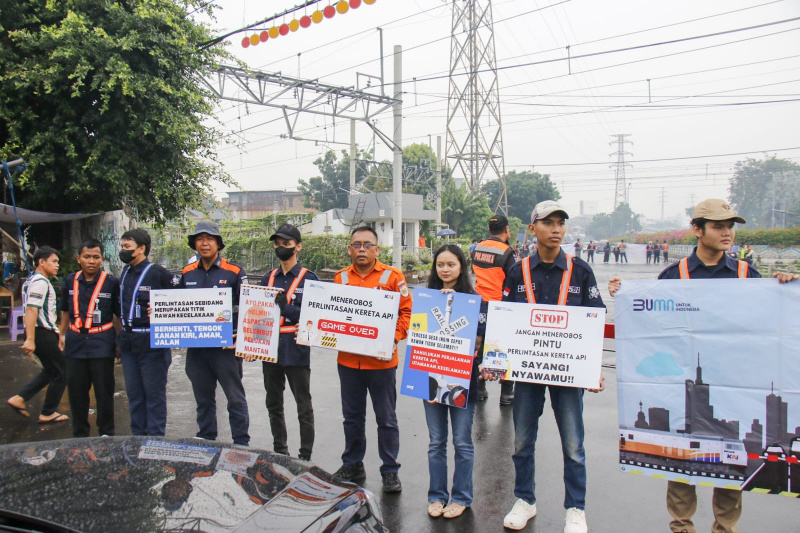 PT KAI Daop 1 menggelar kampanye sosialisasi keselamatan di perlintasan sebidang area stasiun pasar senen (Ashar/SinPo.id)