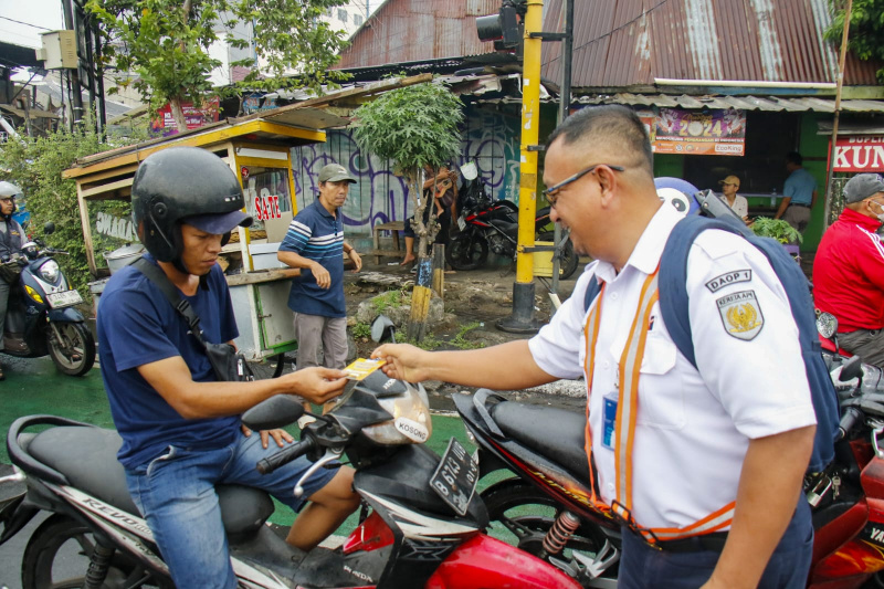 PT KAI Daop 1 menggelar kampanye sosialisasi keselamatan di perlintasan sebidang area stasiun pasar senen (Ashar/SinPo.id)