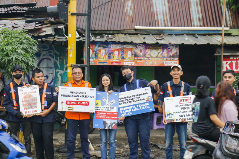 PT KAI Daop 1 menggelar kampanye sosialisasi keselamatan di perlintasan sebidang area stasiun pasar senen (Ashar/SinPo.id)