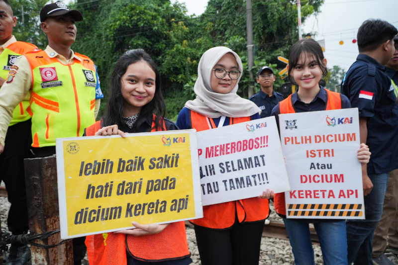 KAI Daop 1 menggelar sosialisasi keselematan di perlintasan KAI di Kemuning Raya, Pejanten Timur (Ashar/SinPo.id)