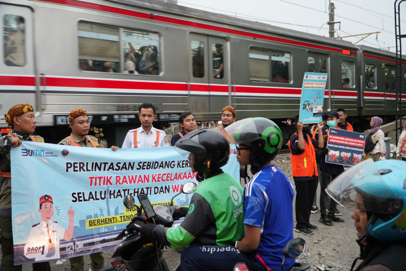 KAI Daop 1 menggelar sosialisasi keselematan di perlintasan KAI di Kemuning Raya, Pejanten Timur (Ashar/SinPo.id)