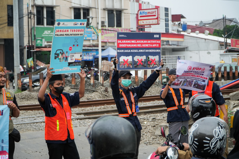 KAI Daop 1 menggelar sosialisasi keselematan di perlintasan KAI di Kemuning Raya, Pejanten Timur (Ashar/SinPo.id)